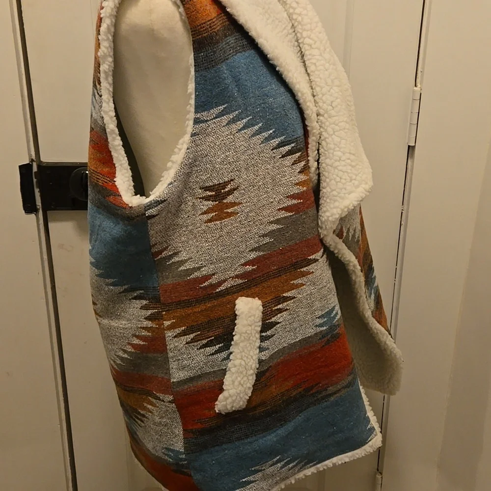 Veveret Southwestern Patterned Vest with Sherpa Lining - Picture 5 of 8